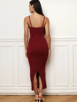 Hot La Modeuse Robe fendue à plumes Bordeaux