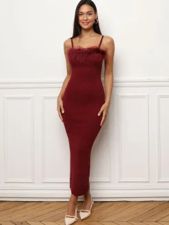 Hot La Modeuse Robe fendue à plumes Bordeaux