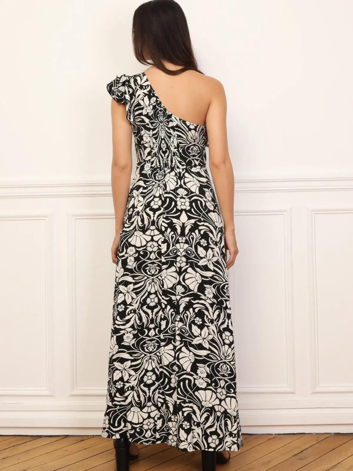 Best La Modeuse Robe fleurie asymétrique à volants Noir