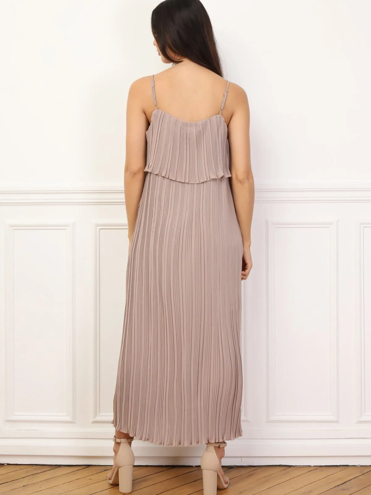 Hot La Modeuse Robe fluide et plissée à volants Taupe