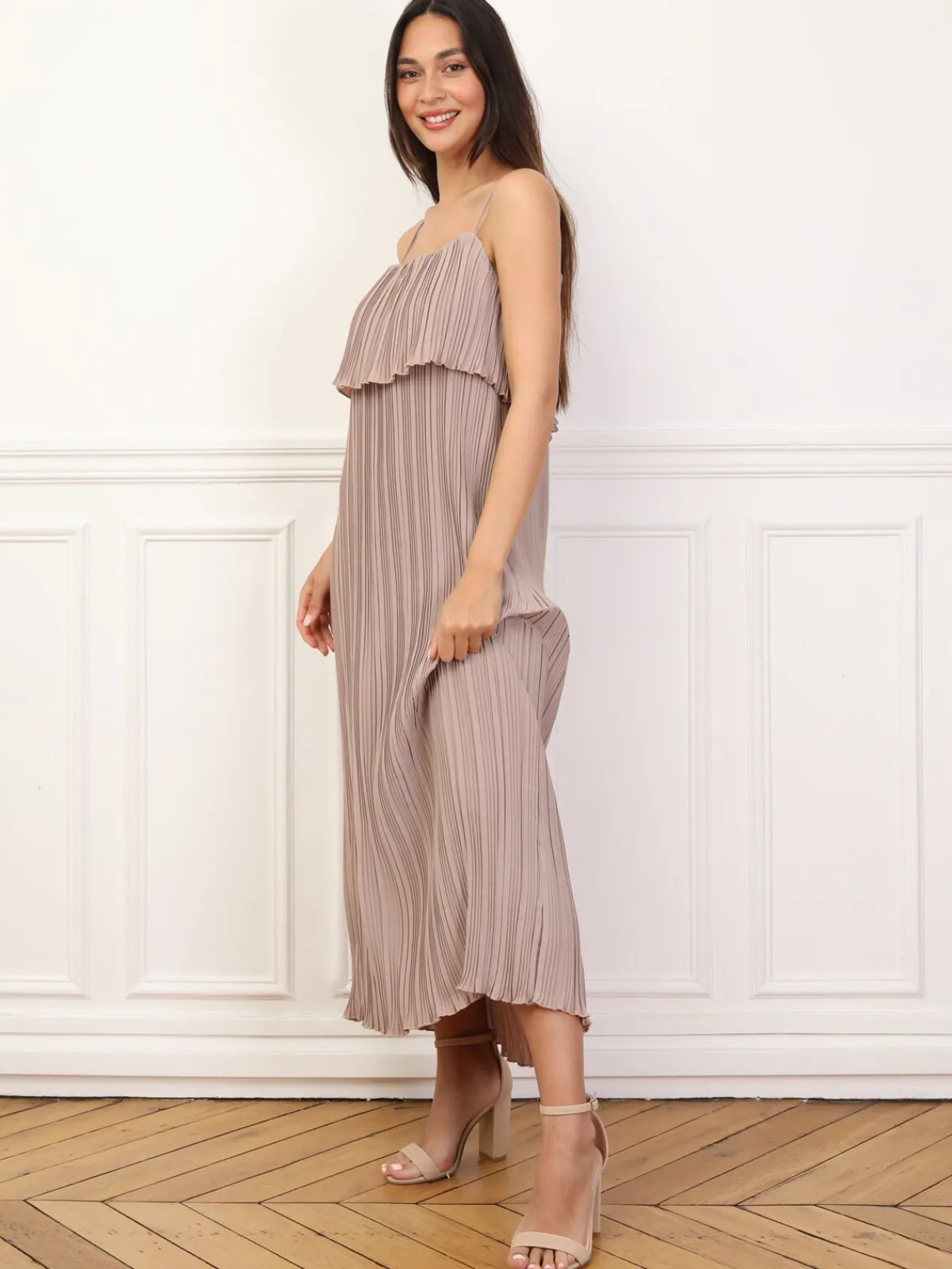 Hot La Modeuse Robe fluide et plissée à volants Taupe