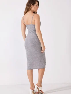 Outlet La Modeuse Robe froncée avec bretelles à détails dorés Gris