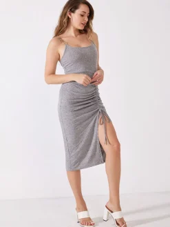 Outlet La Modeuse Robe froncée avec bretelles à détails dorés Gris