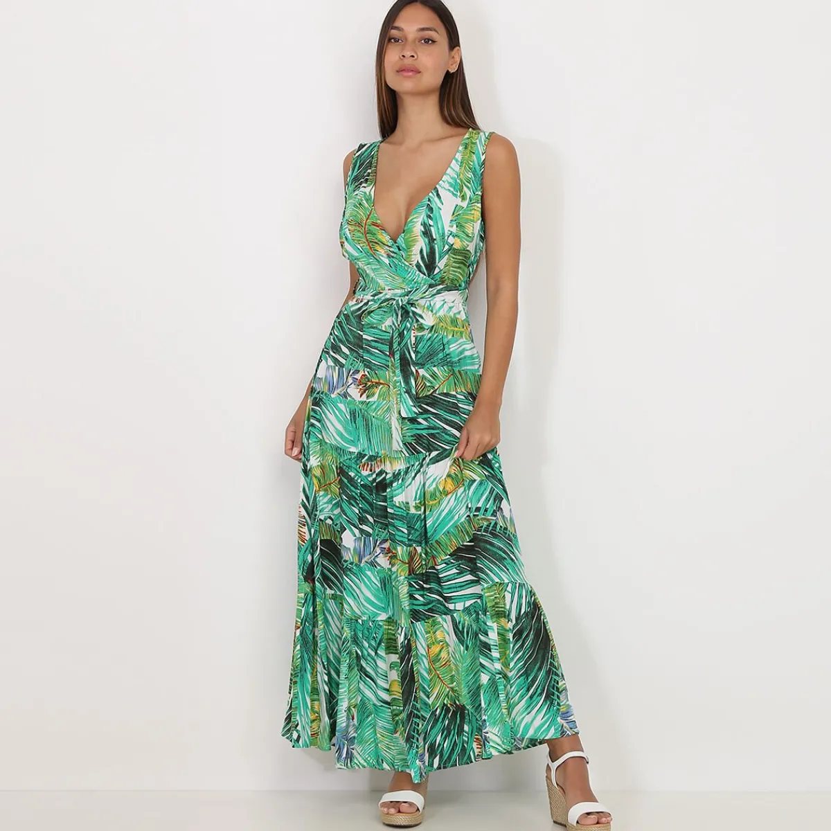 Discount La Modeuse Robe longue ceinturée à imprimé tropical Blanc