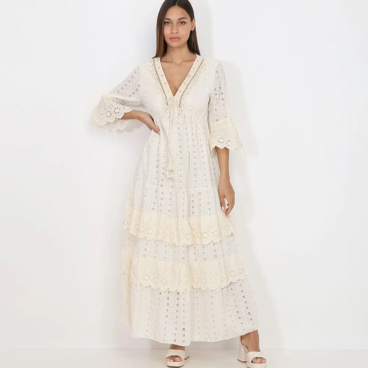 Online La Modeuse Robe longue en broderie anglaise à volants Beige