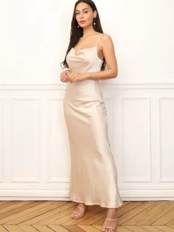 Sale La Modeuse Robe longue satinée à col bénitier Beige