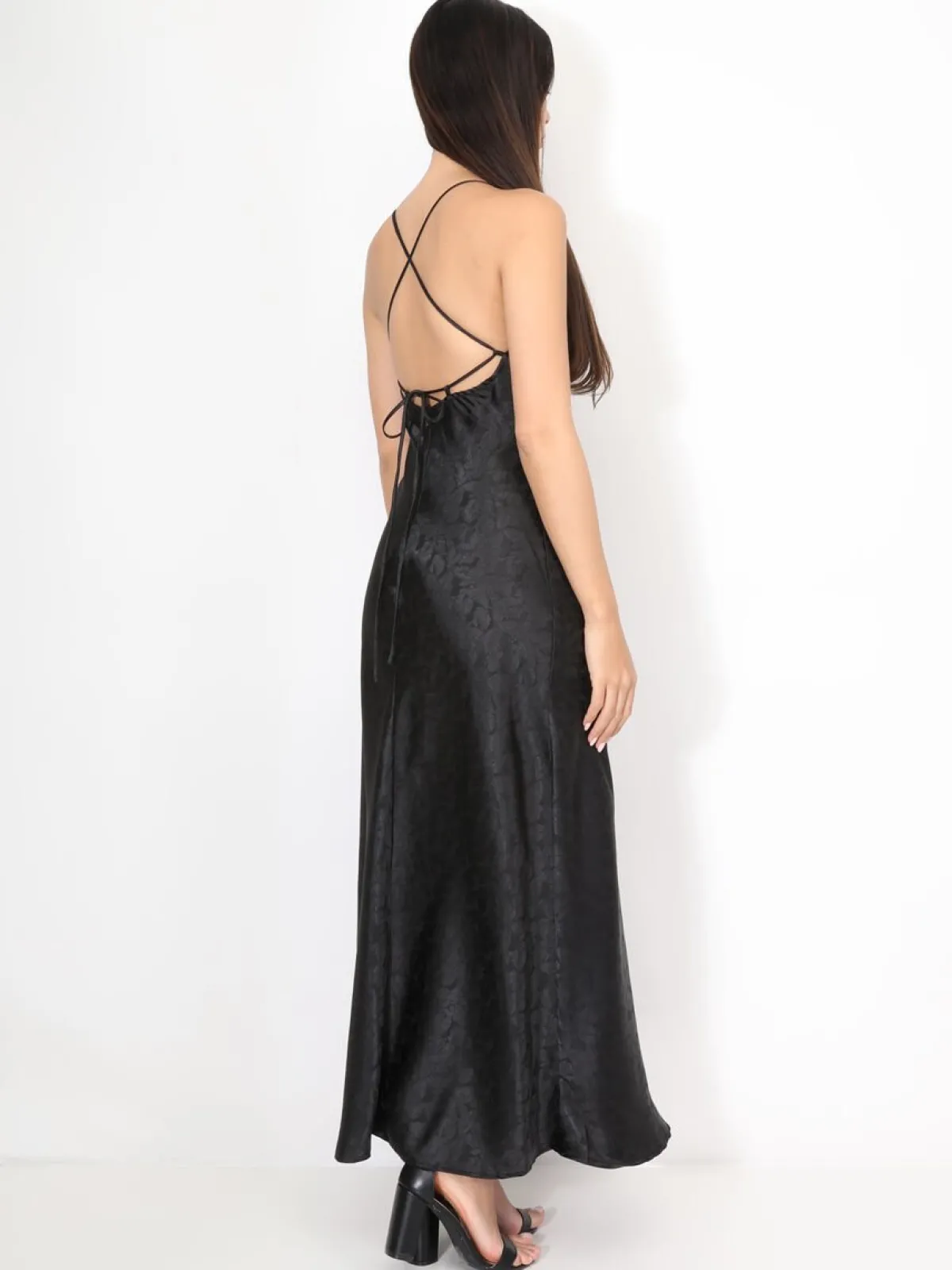 New La Modeuse Robe longue satinée à motif floral Noir