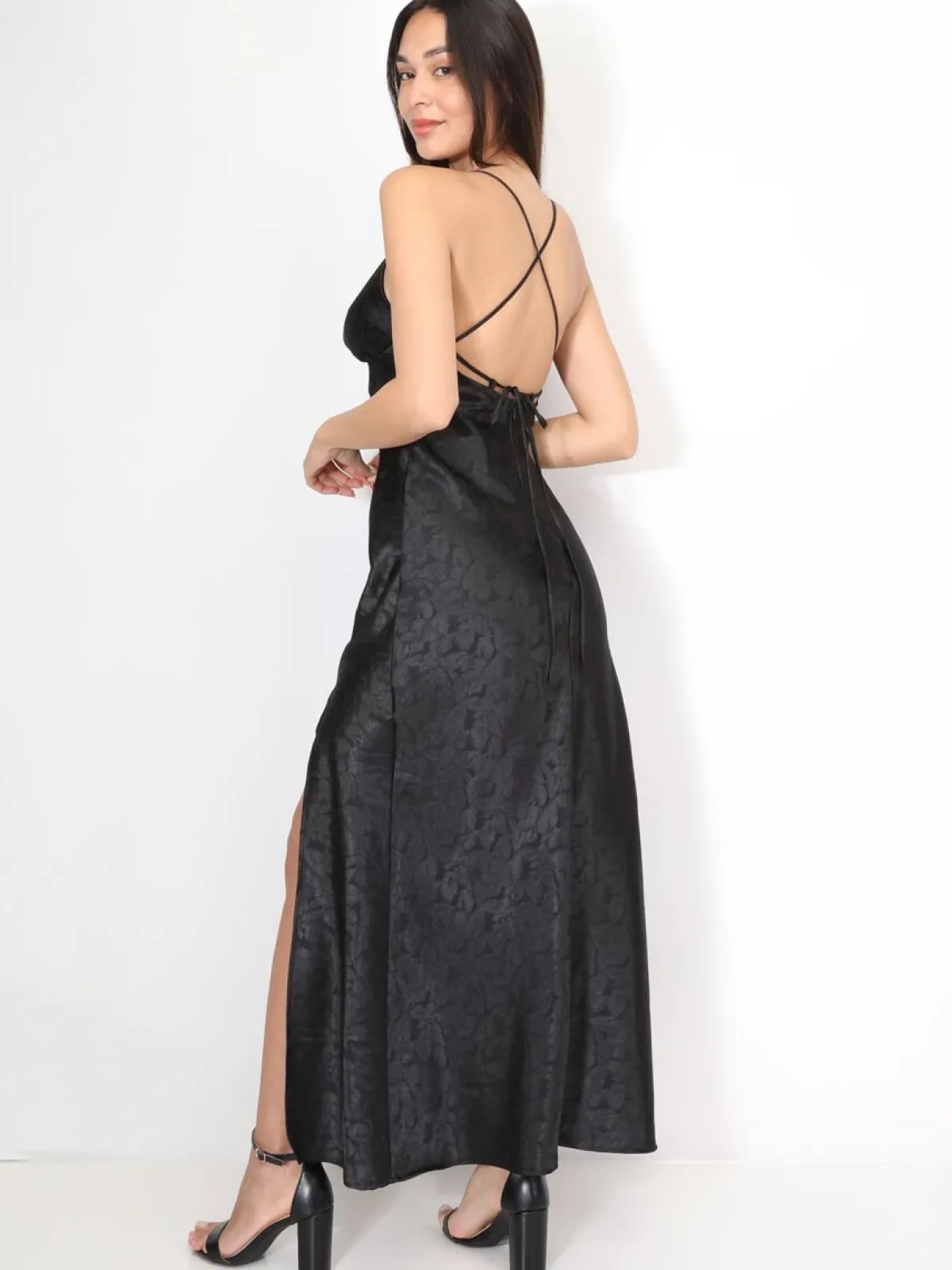 New La Modeuse Robe longue satinée à motif floral Noir