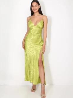 Outlet La Modeuse Robe longue satinée à motif floral VertOlive