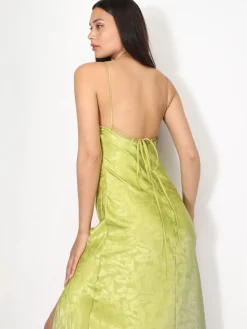 Outlet La Modeuse Robe longue satinée à motif floral VertOlive