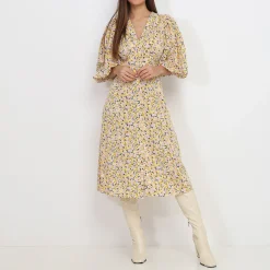 Sale La Modeuse Robe mi-longue fleurie à manches bouffantes Violet