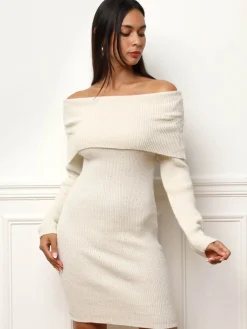 La Modeuse Robe pull à col bardot et sequins Beige