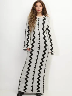 New La Modeuse Robe pull longue à motif vagues Beige
