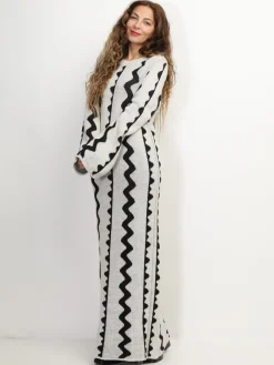 New La Modeuse Robe pull longue à motif vagues Beige