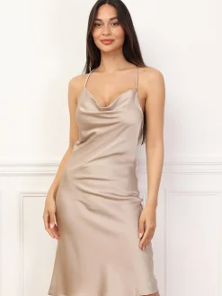 Outlet La Modeuse Robe satinée à col bénitier et bretelles Dorérose
