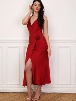 Outlet La Modeuse Robe satinée à détail fleur Rougefoncé