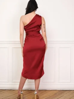 La Modeuse Robe satinée asymétrique et ceinturée Bordeaux