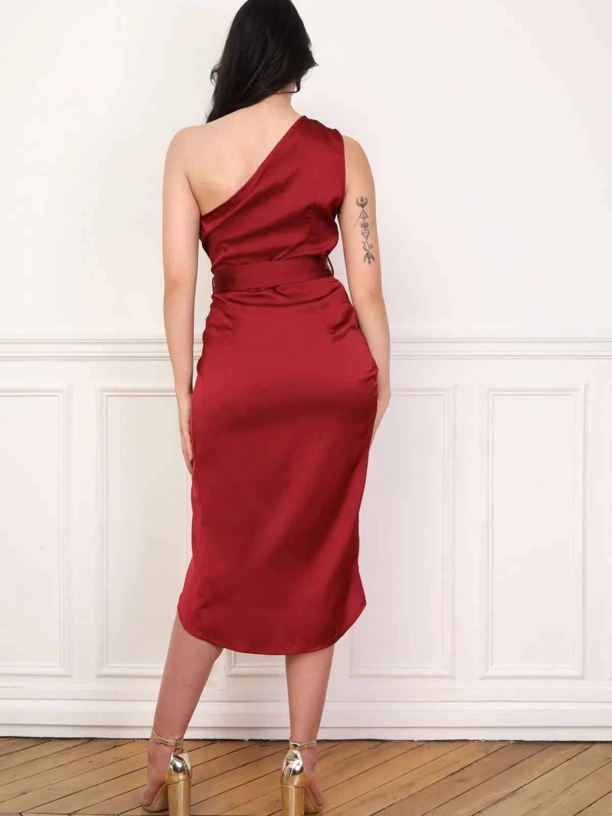 La Modeuse Robe satinée asymétrique et ceinturée Bordeaux