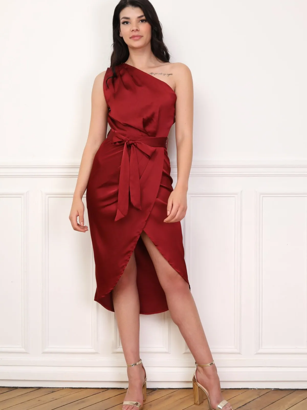 La Modeuse Robe satinée asymétrique et ceinturée Bordeaux