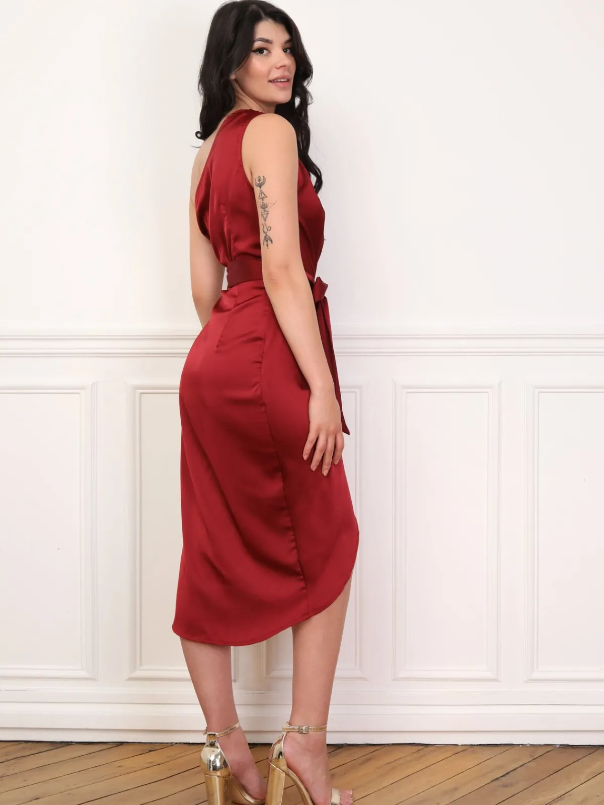 La Modeuse Robe satinée asymétrique et ceinturée Bordeaux