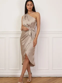 Hot La Modeuse Robe satinée asymétrique et ceinturée Dorérose