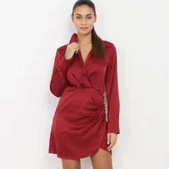 La Modeuse Robe satinée cache coeur à boutons Bordeaux