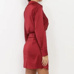 La Modeuse Robe satinée cache coeur à boutons Bordeaux
