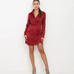 La Modeuse Robe satinée cache coeur à boutons Bordeaux