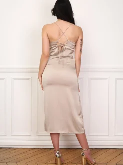 La Modeuse Robe satinée fendue à boutons Dorérose