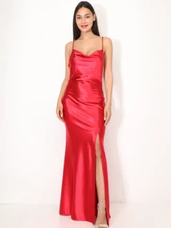 Best La Modeuse Robe satinée fendue à col bénitier Rouge