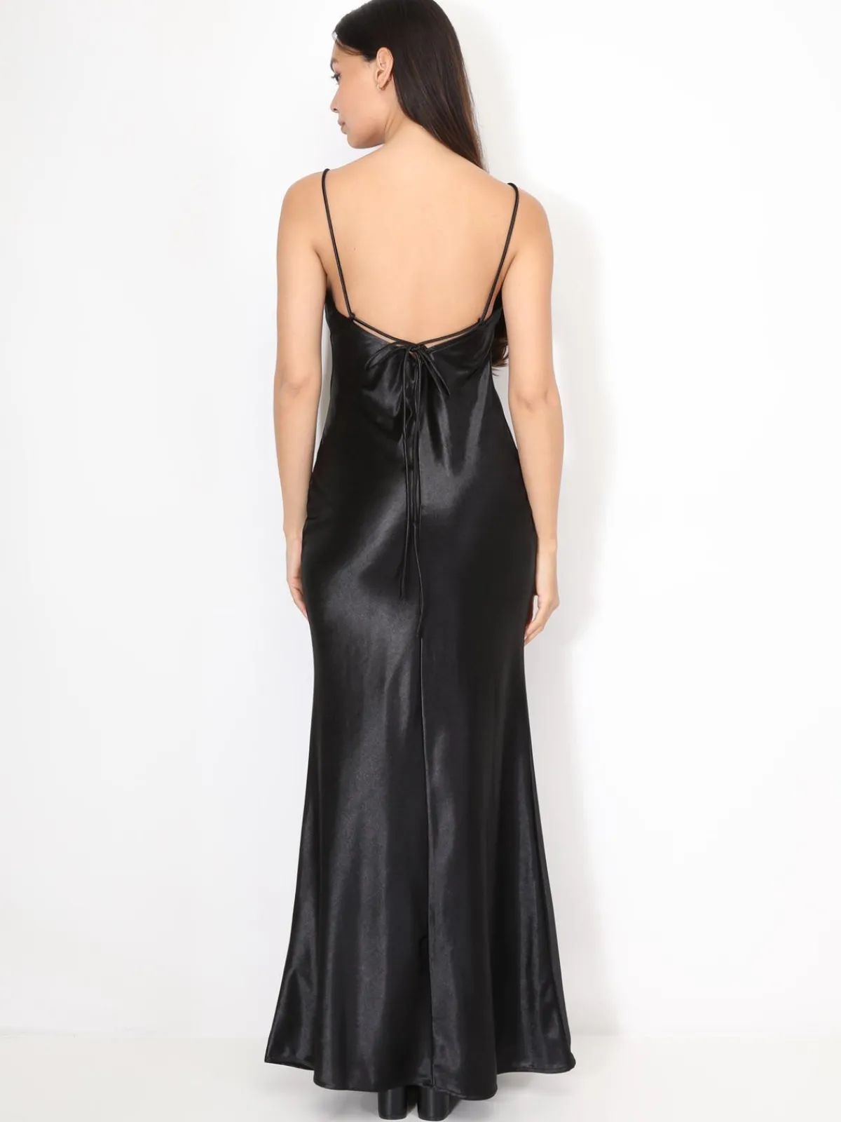 La Modeuse Robe satinée fendue à col bénitier Noir
