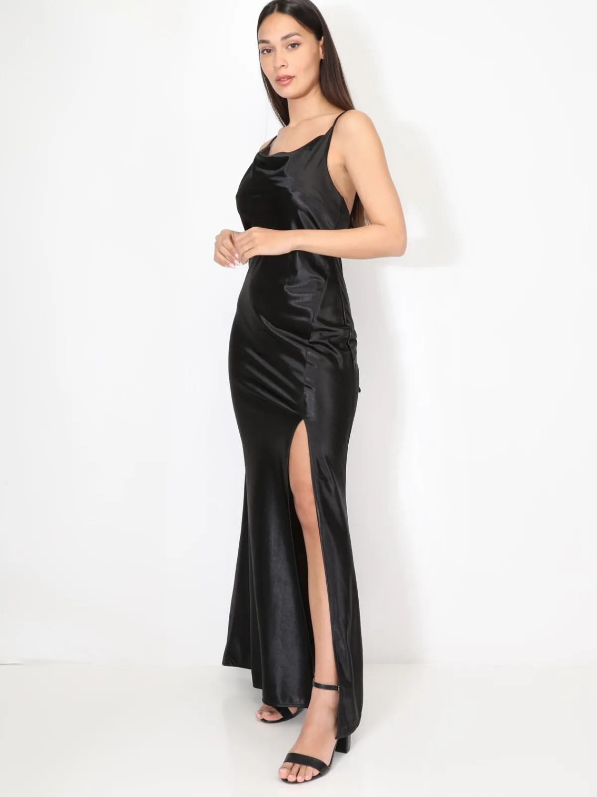 La Modeuse Robe satinée fendue à col bénitier Noir