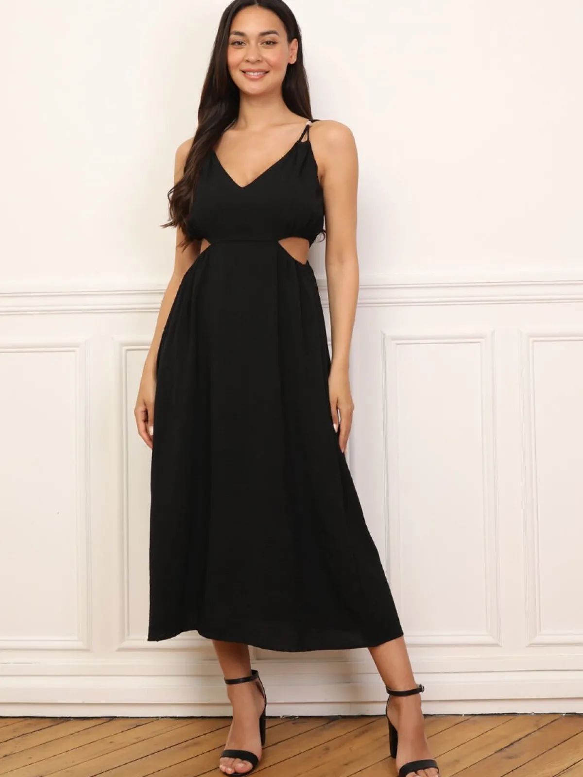 Outlet La Modeuse Robe taille cut out mi-longue Noir