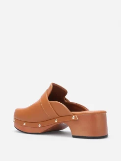 New La Modeuse Sabots cloutés en simili Camel