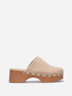 Sale La Modeuse Sabots cloutés en suédine Beige