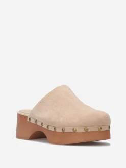 Sale La Modeuse Sabots cloutés en suédine Beige