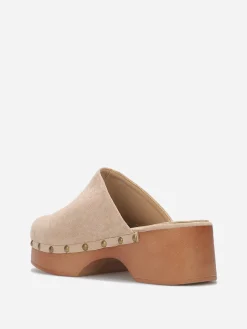 Sale La Modeuse Sabots cloutés en suédine Beige