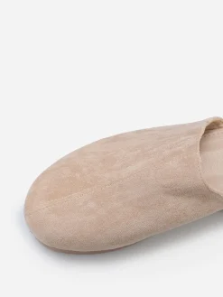 Sale La Modeuse Sabots cloutés en suédine Beige