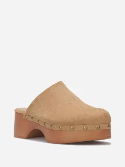 La Modeuse Sabots cloutés en suédine Camel