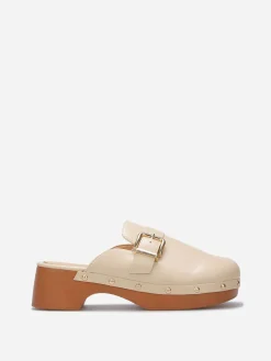 New La Modeuse Sabots en simili à boucles et clous Beige
