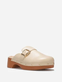 New La Modeuse Sabots en simili à boucles et clous Beige