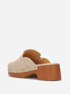 New La Modeuse Sabots en simili à boucles et clous Beige