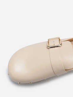 New La Modeuse Sabots en simili à boucles et clous Beige