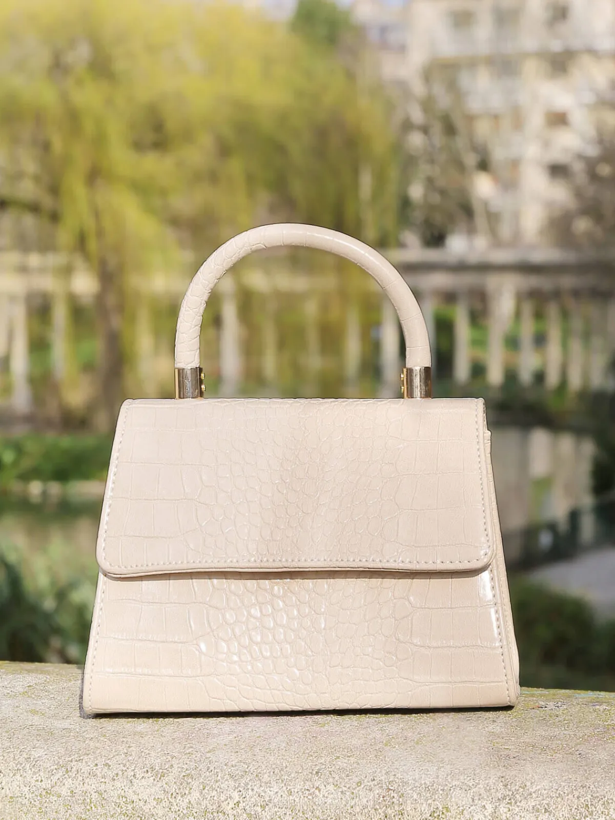 New La Modeuse Sac à main effet croco verni avec rabat Beige