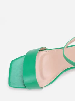 Sale La Modeuse Sandales à bout carré Vert