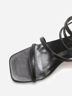 La Modeuse Sandales à bout carré et fines brides Noir