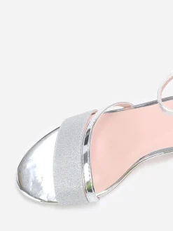 La Modeuse Sandales à brides vernies et pailletées Argenté
