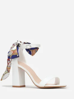Online La Modeuse Sandales à foulard satiné imprimé Blanc