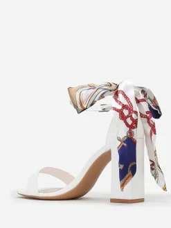 Online La Modeuse Sandales à foulard satiné imprimé Blanc