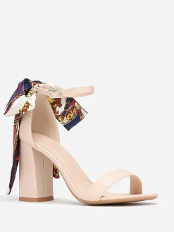 Outlet La Modeuse Sandales à foulard satiné imprimé Beige